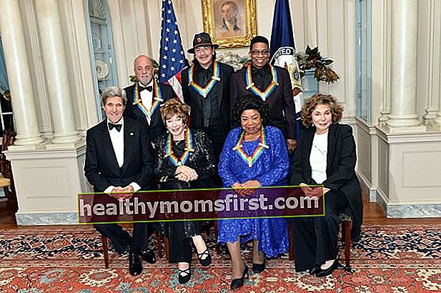 빌리는 2013 년 케네디 센터 수상자 인 Carlos Santana, Herbie Hancock, Shirley MacLaine, Martina Arroyo와 함께 워싱턴 D.C.에서 포즈를 취하고 있습니다.