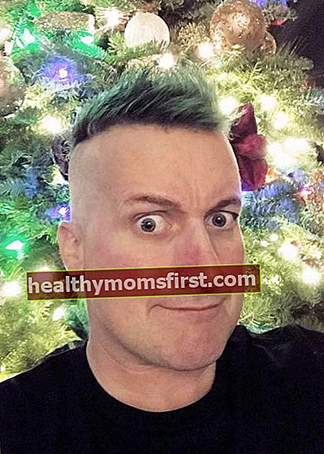 2017年12月に緑色のハイライトされた髪のトレクール