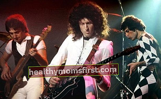 Anggota kumpulan Queen Brian May, Freddie Mercury, dan John Deacon tampil di Connecticut pada tahun 1977