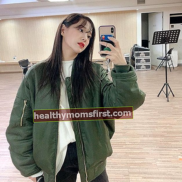 Kim Se-jeong seperti yang dilihat semasa mengklik selfie cermin pada bulan Mac 2020