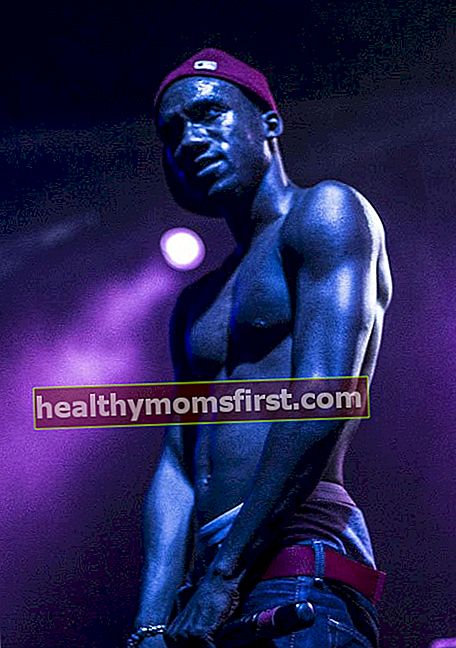 Hopsin bertelanjang dada tampil di atas panggung di konsernya pada tahun 2015
