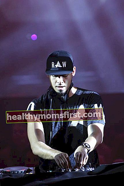 2013 년 11 월 MTV EMA에서 야외 방송 중 무대에서 공연하는 아프로 잭