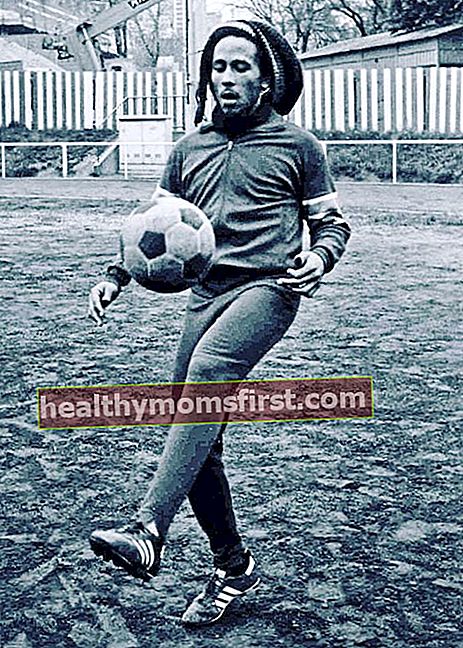 1977 년 엑소더스 투어 중 파리에서 축구를하는 밥 말리