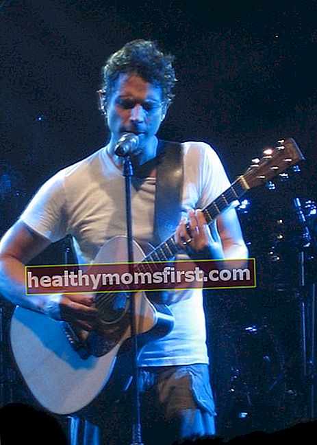Chris Cornell berfoto saat tampil bersama Audioslave di Festival Jazz Montreux 2005