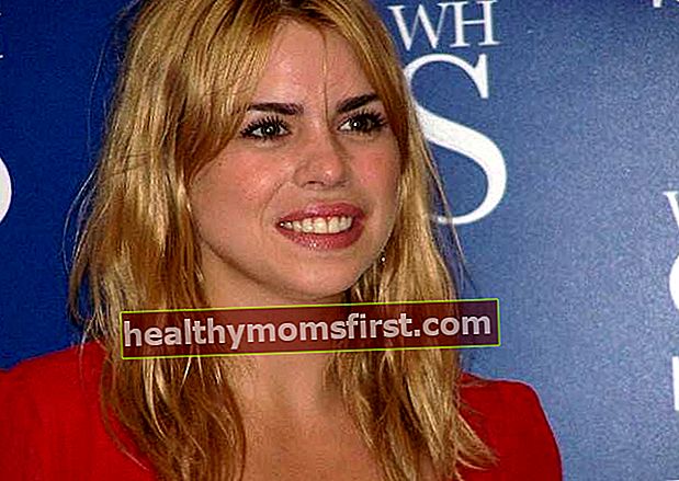 Billie Piper ในงานเซ็นหนังสือ Growing Pains ในปี 2549