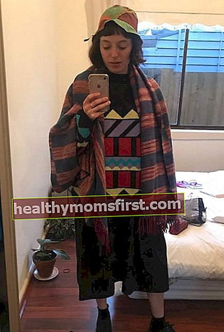 Stella Donnelly mengambil selfie cermin pada September 2019