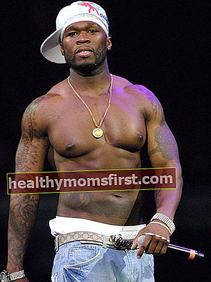 50 Cent bertelanjang dada