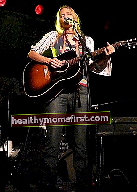 Aimee Mann tampil di atas panggung seperti yang terlihat pada Oktober 2008