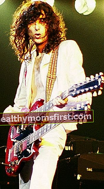 Jimmy Page seperti yang terlihat saat tampil dengan Led Zeppelin dalam sebuah konser di Chicago, Illinois pada tahun 1977