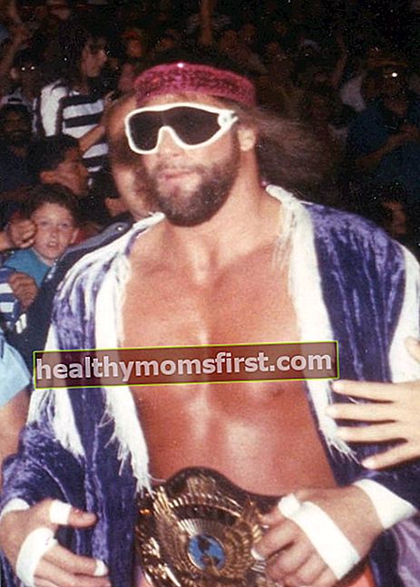 プロレスラーのランディ「マッチョマン」サベージ、WWFチャンピオンシップを着て、リングに向かって走る