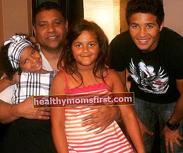 Stevie B terlihat saat berpose untuk kamera bersama keluarganya pada Juni 2019