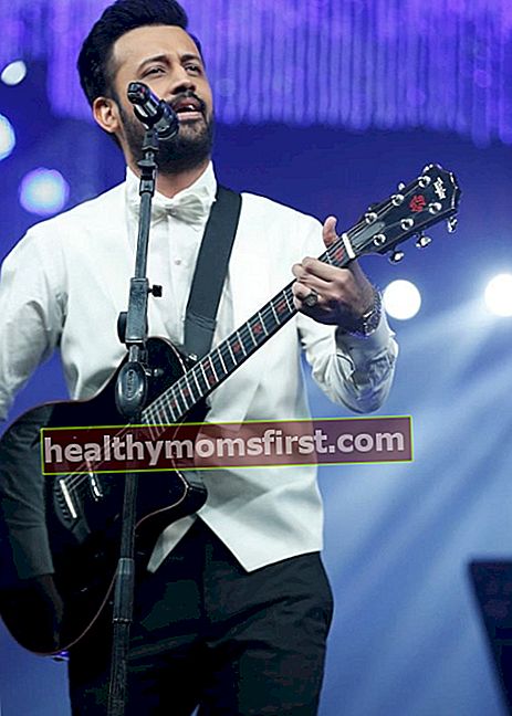 Atif Aslam di konser live pada tahun 2019