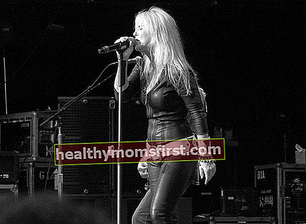 Lita Ford ร้องเพลงที่ Jones Beach เมื่อวันที่ 13 กรกฎาคม 2555