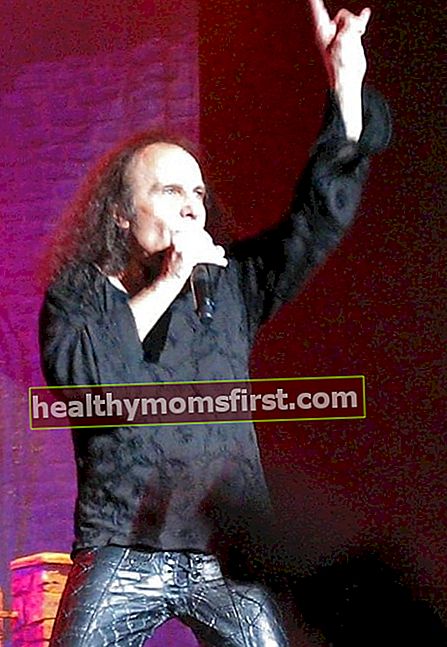 2007年11月の「天国と地獄」コンサートで「角のサイン」を振っているときに見られるロニー・ジェイムス・ディオ