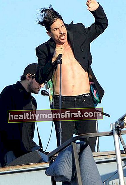Anthony Kiedis dan Josh Klinghoffer (latar belakang) semasa Konsert Lada Cili Merah pada bulan Julai 2011