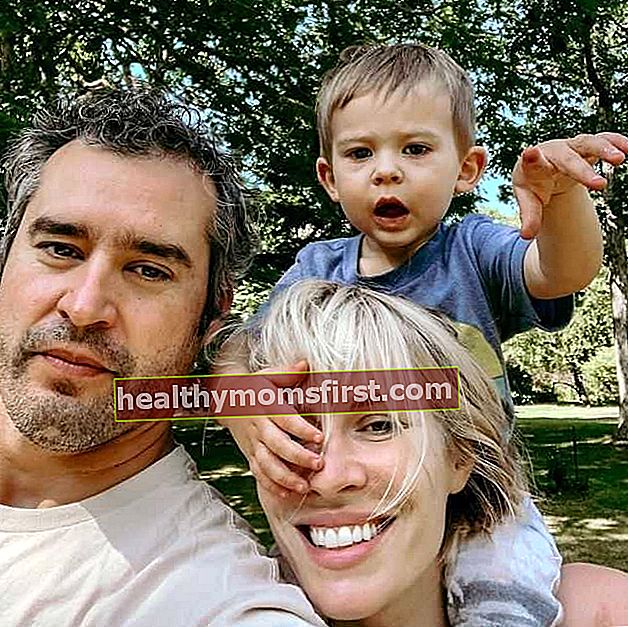 Natasha berpose untuk selfie dengan suami Matthew Robinson dan putranya Solomon Dylan pada Juli 2019