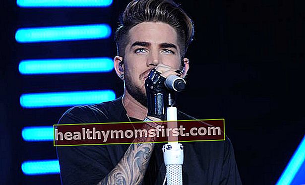 Adam Lambert bernyanyi