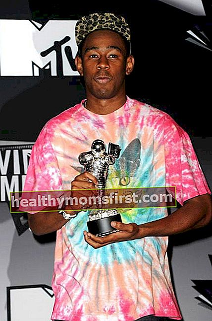 Tyler, The Creator bergambar dengan anugerah Artis Baru Terbaik semasa Anugerah Muzik Video MTV pada bulan Ogos 2011