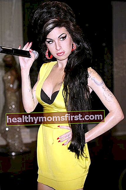 Amy Winehouse bernyanyi