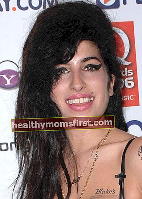 Amy Winehouse mengetap gigi