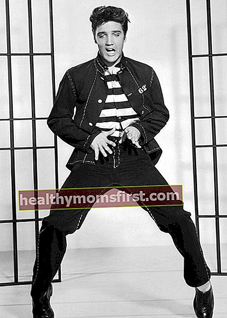 엘비스 프레슬리가 1957 년 영화 Jailhouse Rock을 위해 포즈를 취함