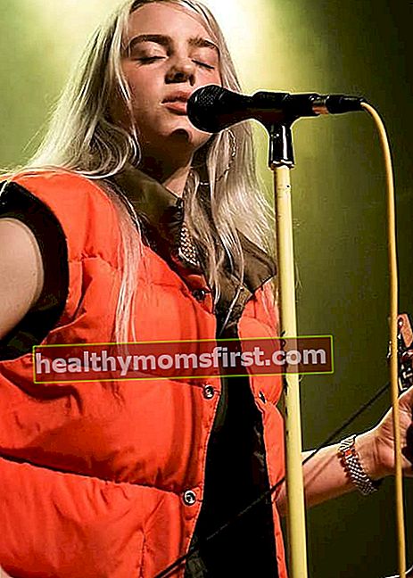 Billie Eilish tampil live di The Hi Hat pada Agustus 2017