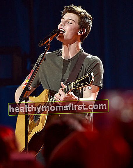 Pemuzik Shawn Mendes membuat persembahan di atas pentas semasa Perayaan Pencalonan Fan Army iHeartRadio Music Awards, yang disampaikan oleh Taco Bell di Teater iHeartRadio pada 27 Mac 2015 di Burbank, California