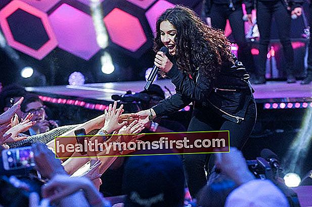 Alessia Cara, 2016 iHeartRADIO MuchMusic Video Ödülleri'nde performans sergiliyor