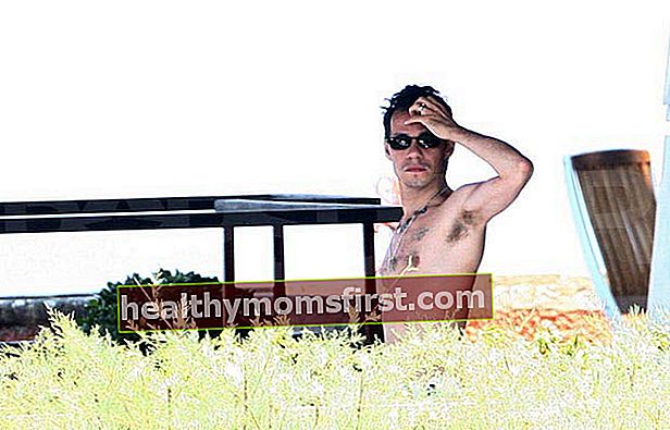 2009年にイタリアで休暇中に上半身裸のマーク・アンソニー