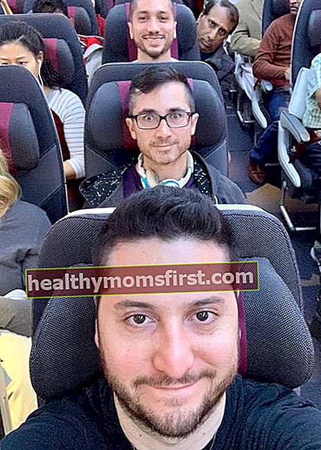 Alejandro Manzano mengambil gambar selfie di Doha, Qatar pada Januari 2019