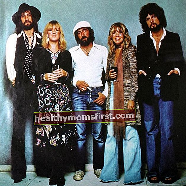 Stevie (ke-2 dari kanan) muncul bersama anggota Fleetwood Mac di majalah Billboard edisi 1977