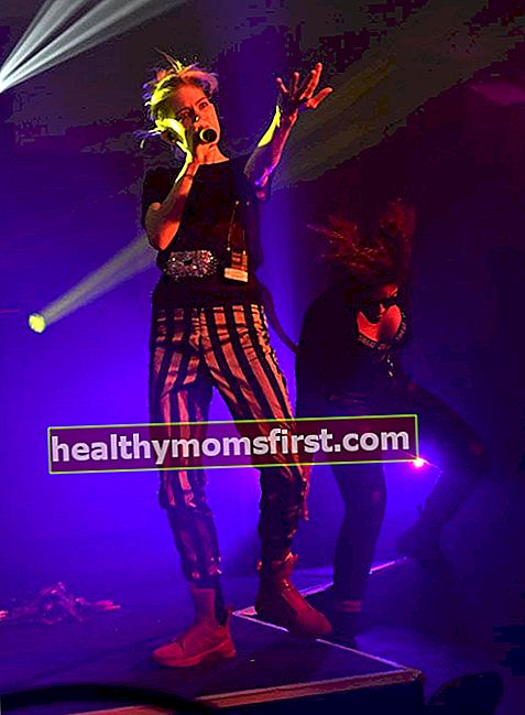 Grimes, 19 Temmuz 2016'da Berlin, Almanya'da Hilton Konser Serisi sırasında performans sergiliyor.