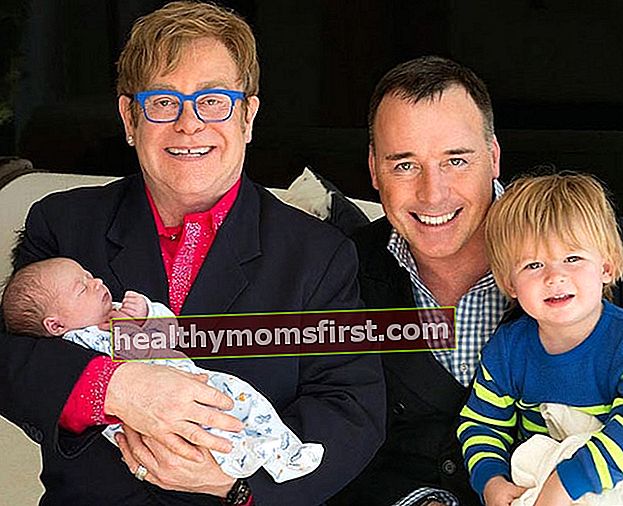 Elton John dan istrinya David Furnish dengan 2 anak mereka