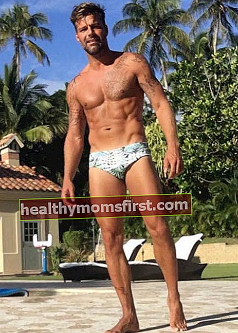 Tubuh Ricky Martin bertelanjang dada seperti yang terlihat di media sosial pada tahun 2016