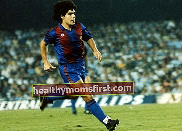Young Diego Maradona melakukan rembatan dalam pertandingan La Liga untuk Barcelona pada tahun 1983