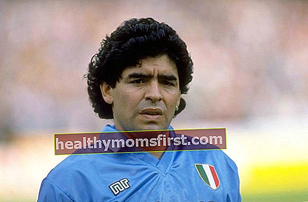 Diego Maradona sebelum permulaan perlawanan tuan rumah Serie A antara Napoli dan Juventus pada tahun 1990