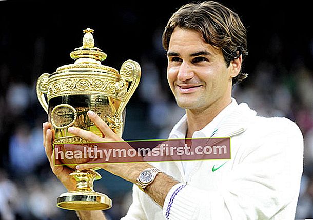 Roger Federer dengan sebuah trofi.