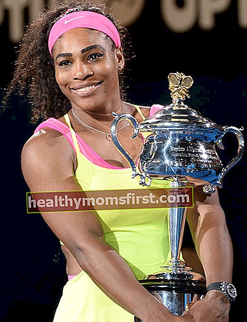 Serena Williams dengan trofi Australia Terbuka 2015 miliknya