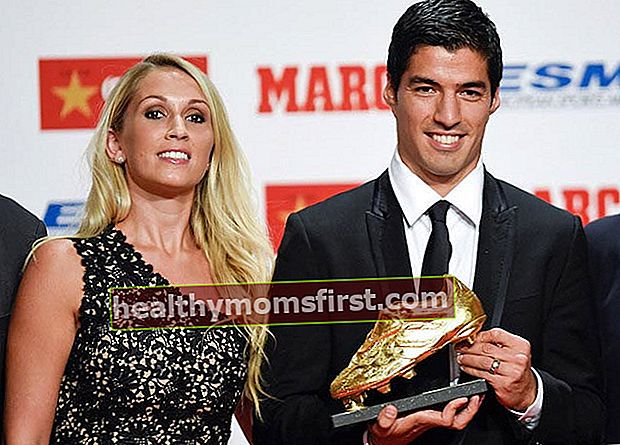 Luis Suarez memegang Golden Boot Trophy untuk penjaring gol terbaik Eropah bersama kekasihnya Sofia pada 15 Oktober 2014 di Barcelona, ​​Sepanyol