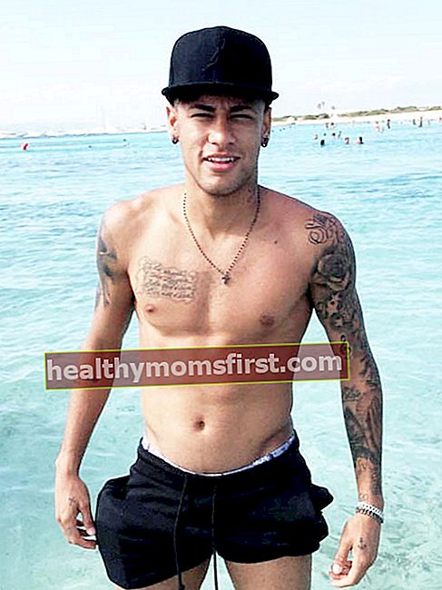 Neymar Jr bertelanjang dada