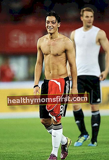 Mesut Özil memamerkan tubuh tanpa baju robeknya setelah pertandingan persahabatan untuk tim nasional Jerman pada 2013