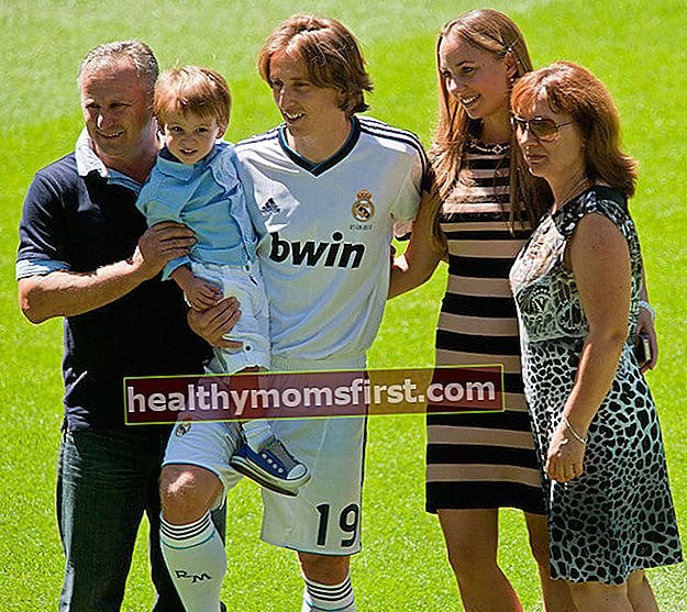 Luka Modric은 2012 년 8 월 27 일 스페인 마드리드에서 열린 Estadio Santiago Bernabeu에서 새로운 레알 마드리드 선수로 Luka가 발표하는 동안 아내 Vanja Bosnic 및 그의 부모와 함께 아들을 안고 포즈를 취하고 있습니다.