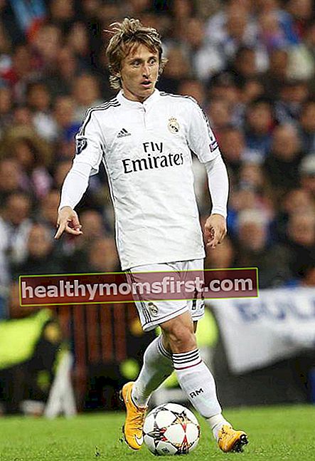 Pemain Real Madrid, Luka Modric sedang melakukan tembakan