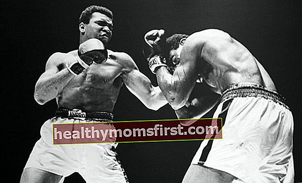 Мухаммед Алі під час боксерського поєдинку проти Ерні Террелла в 1967 році в Х'юстон Астродом, Х'юстон, штат Техас
