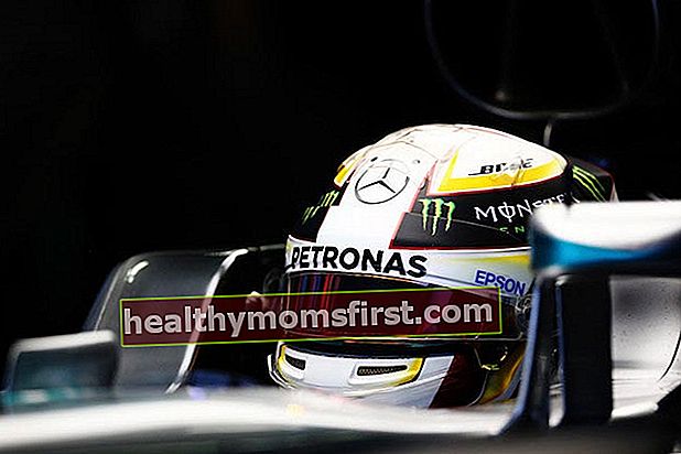 Lewis Hamilton ระหว่างการฝึกซ้อมก่อนการแข่งขัน Formula One Grand Prix ของรัสเซียในวันที่ 30 เมษายน 2016 ที่เมืองโซชีประเทศรัสเซีย