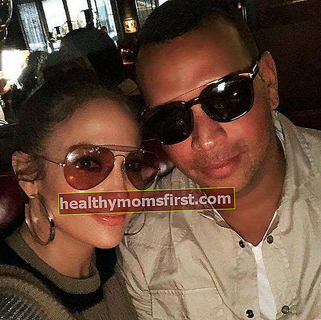 Alex Rodriguez dan Jennifer Lopez dalam bayangan dalam selfie Disember 2017
