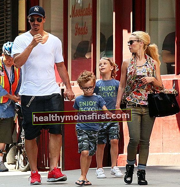 Zlatan Ibrahimovic dan Helena Seger bersama putra mereka berjalan-jalan melintasi New York City pada 25 Juni 2014
