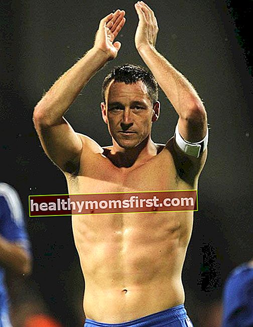 John Terry bertelanjang dada mengakui fans Chelsea pada pertandingan tandang Eropa melawan Zilina 2010