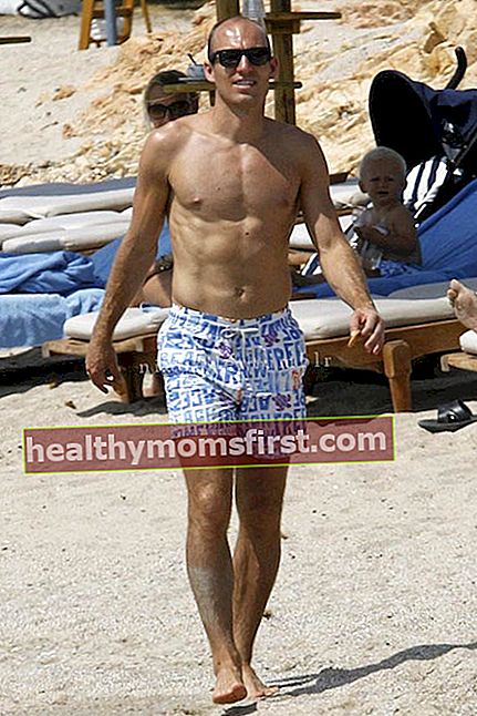 アリエン・ロッベンは彼の素晴らしい体を見せながらビーチを歩いています