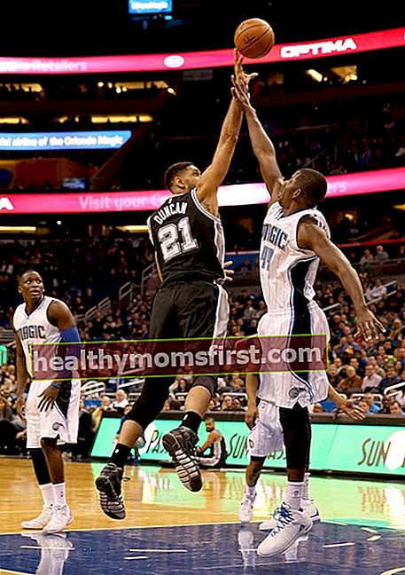 Tim Duncan dalam upaya layup atas Andrew Nicholson dalam pertandingan San Antonio Spurs dan Orlando Magic pada 10 Februari 2016